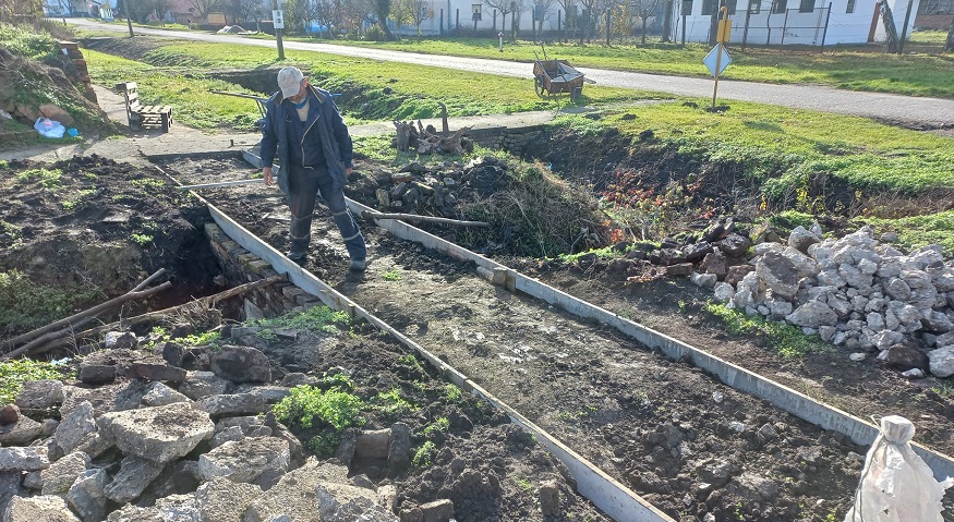 Hajdučica: Nastavak radova na uređenju pešačkih staza
